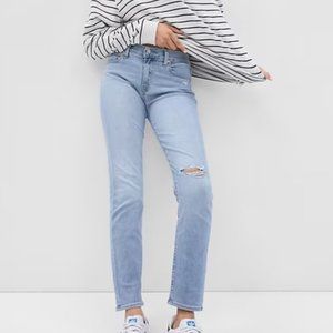 Gap Mid-rise GirlFriend Jeans in light wash size 30